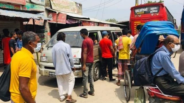 খুলনায় সরকারি নির্দেশনাকে বৃদ্ধাঙ্গুলি দেখিয়ে চলছে গণ পরিবহন