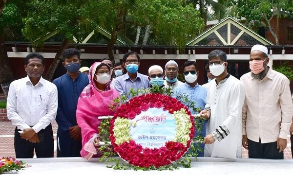 টুঙ্গিপাড়ায় বঙ্গবন্ধুর সমাধিতে খুলনা বিশ্ববিদ্যালয়ের নবনিযুক্ত উপাচার্যের শ্রদ্ধা নিবেদন