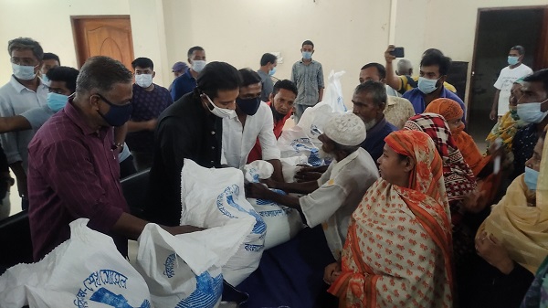 বিসিবির পরিচালক শেখ সোহেলের পক্ষে ত্রাণ বিতরণ করলেন শেখ তন্ময় এমপি