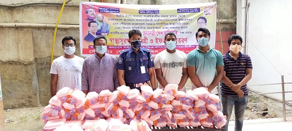 বেনাপোলে পাসপোর্ট যাত্রীদের মাঝে ইফতার বিতরণ