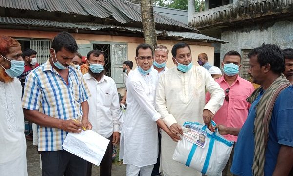 মোল্লাহাটে ভ্যান শ্রমিকদের’কে শেখ হেলাল উদ্দীন এমপি’র খাদ্য সহায়তা প্রদান