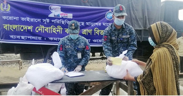 মোংলার বিভিন্ন এলাকায় নৌবাহিনীর মানবিক সহায়তা
