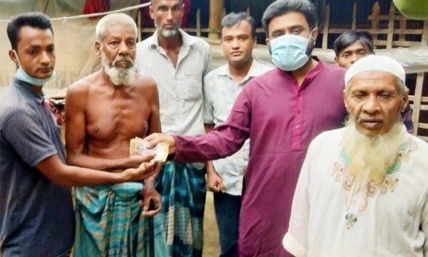 খুলনা জেলা প্রশাসক কর্তৃক আর্থিক সাহায্য প্রদান