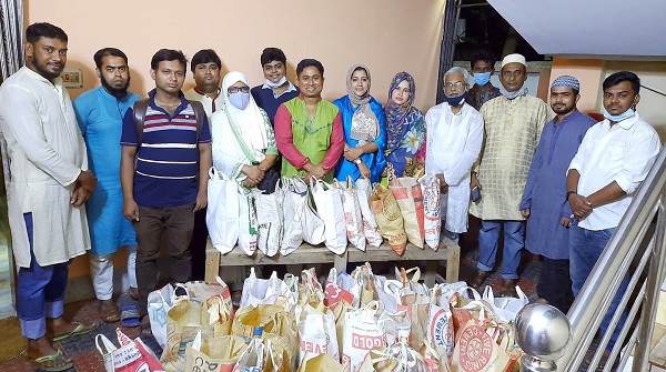 খুলনা সোসাইটির পক্ষ থেকে ১’শ পরিবারকে ঈদ উপহার প্রদান