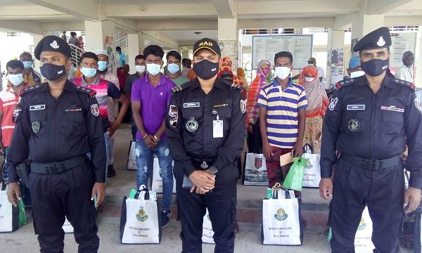 কয়রায় আত্মসমর্পনকৃত ১৮ জন বনদস্যুকে ঈদ উপহার সামগ্রী দিলো র‍্যাব-৮