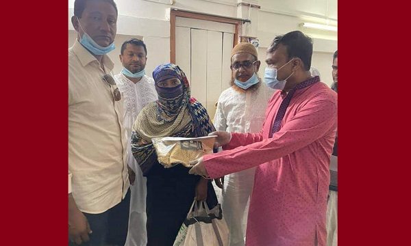 মোংলায় সাবেক পৌর মেয়র জুলফিকার আলীর ঈদ উপহার বিতরণ