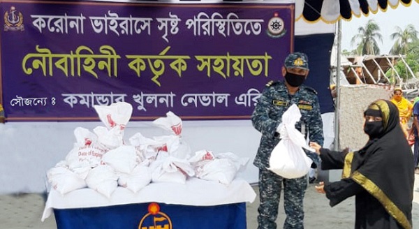 করোনা মোকাবেলায় খুলনা, মোংলা ও পটুয়াখালিতে নৌবাহিনীর মানবিক সহায়তা