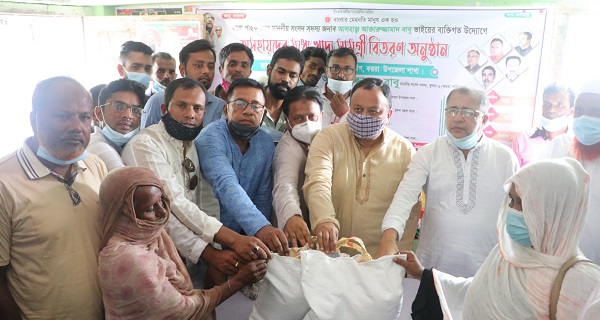 কয়রায় অসহায়দের মাঝে খাদ্য সামগ্রী বিতরণ করেছেন এমপি বাবু