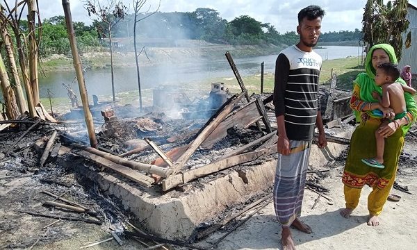 মোল্লাহাটে দুর্বৃত্তের আগুনে ভষ্ম ভূমিহীনের ঘরসহ সর্বস্ব