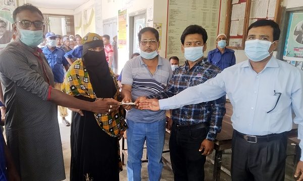 মোরেলগঞ্জে নিশানবাড়িয়া ও রামচন্দ্রপুরে প্রধানমন্ত্রীর সহায়তা বিতরণ