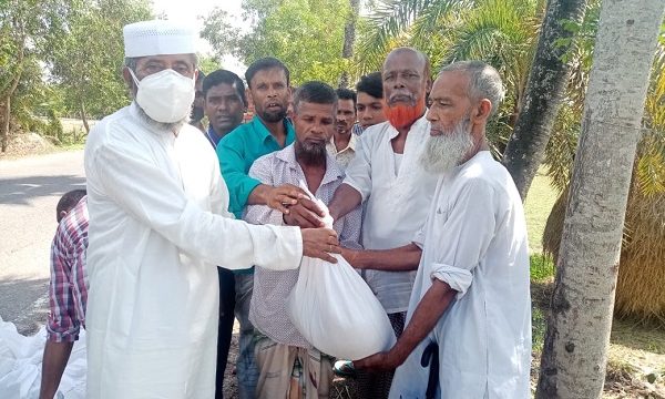 মোরেলগঞ্জে ৪০ শ্রমিক পরিবারের মাঝে উপজেলা চেয়ারম্যানের সহায়তা বিতরণ