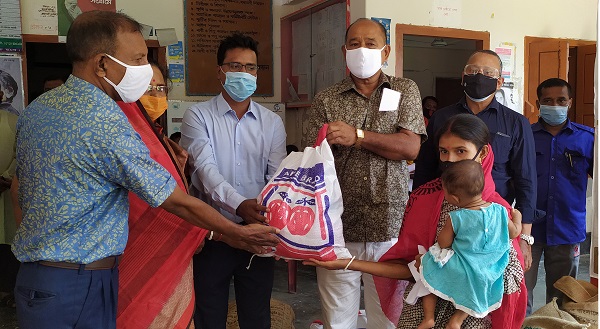 চিতলমারীতে প্রধানমন্ত্রীর উপহার ও ভিজিডি’র চাল প্রদান