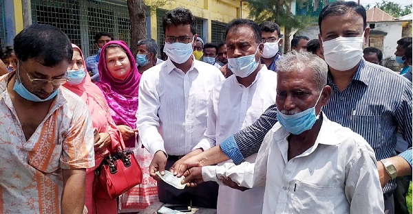 চিতলমারীতে হতদরিদ্রদের আর্থিক সহায়তা প্রদান