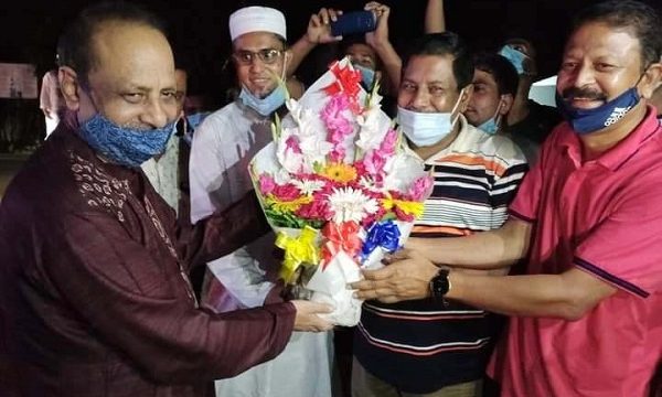 মোল্লাহাটে জনপ্রশাসনের সিনিয়র সচিব কে এম আলী আজমকে ফুলেল শুভেচ্ছা