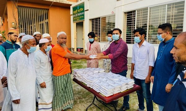 খুকৃবি ছাত্রলীগের পক্ষ থেকে ইফতার উপহার