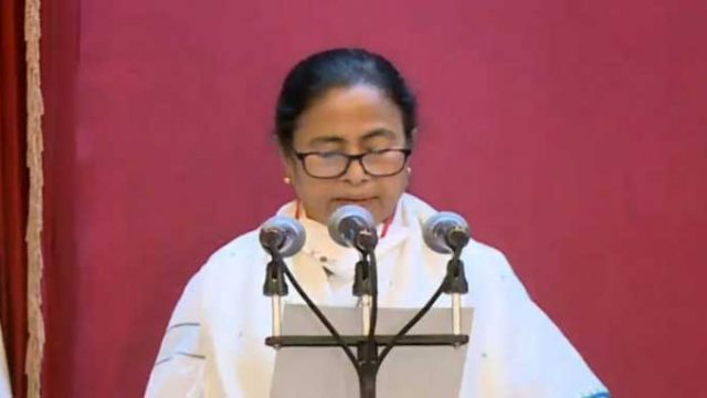 মুখ্যমন্ত্রী পদে টানা তৃতীয়বারের মতো শপথ নিলেন মমতা