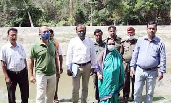 সুন্দরবনে পুকুর খনন কাজ পরিদর্শন করলেন উপমন্ত্রী