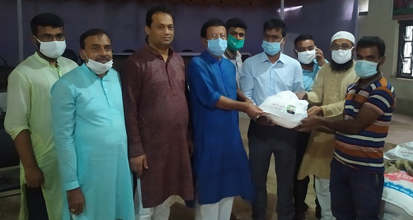 চিতলমারীতে এমপি শেখ হেলাল উদ্দীনের ঈদ উপহার পেলেন ১৫ শ পরিবার