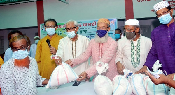 খালিশপুরে অসহায় দরিদ্র পরিবারের মাঝে খাদ্য সামগ্রী বিতরণ করা হয়