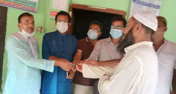 চিতলমারীতে বিভিন্ন শিক্ষা প্রতিষ্ঠানে এমপি শেখ হেলাল উদ্দীনের আর্থিক অনুদান প্রদান