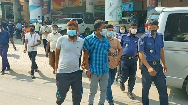 বেনাপোল ইমিগ্রেশনে যাত্রী হয়রানির অভিযোগে ৪ দালাল আটক