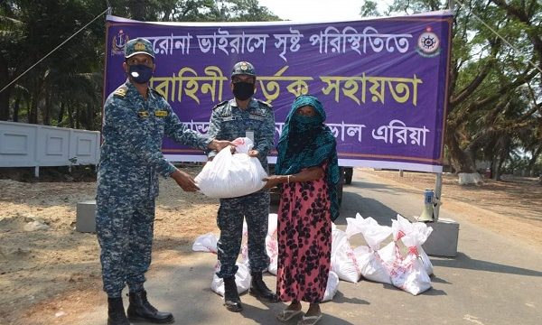 মোংলায় নৌবাহিনীর ত্রাণ বিতরণ