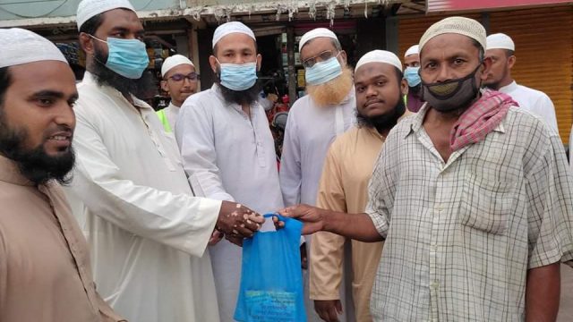 দুঃস্থদের মাঝে ইশা ছাত্র আন্দোলন খুলনা মহানগরের ইফতার বিতরণ