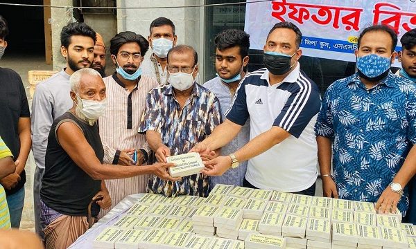 খুলনা জিলা স্কুলের সাবেক শিক্ষার্থীদের আয়োজনে পথচারীদের মাঝে ইফতার বিতরন