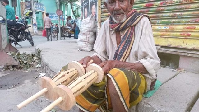 দু’টি লাটাই বেচার অপেক্ষায় !