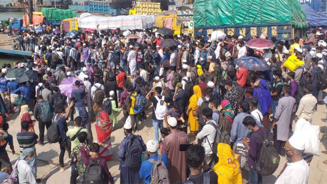 আজও শিমুলিয়া ঘাটে ঘরমুখী মানুষের ভিড়