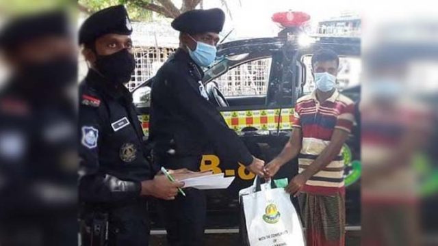 আত্মসমর্পণকারী বনদস্যুদের মাঝে র‌্যাবের ঈদ উপহার