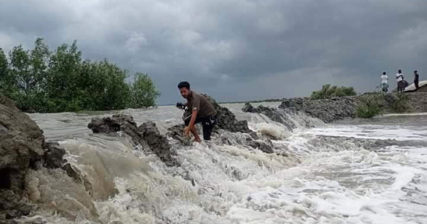 ইয়াসের প্রভাবে সাতক্ষীরায় নদীতে বাড়ছে জোয়ারের পানি