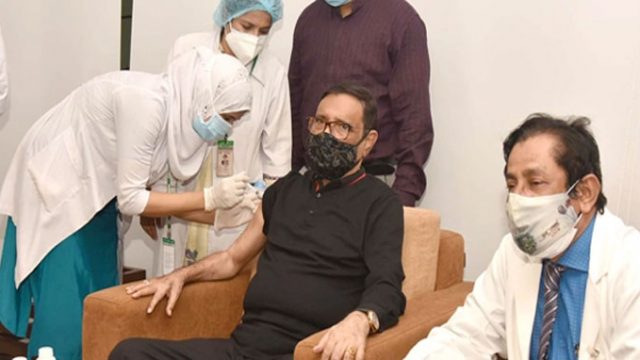 করোনা টিকার দ্বিতীয় ডোজ নিলেন ওবায়দুল কাদের