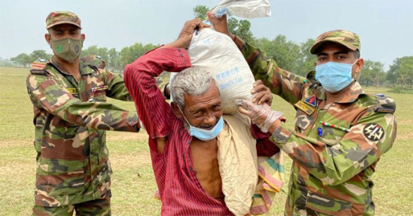 কর্মহীন অসহায় দুঃস্থদের মাঝে ত্রাণ সামগ্রী বিতরণ সেনাবাহিনীর