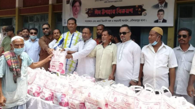 খুলনায় কেন্দ্রীয় বিএনপি নেতা রকিবুল ইসলাম বকুলের উদ্যোগে ঈদ উপহার সামগ্রী বিতরণ