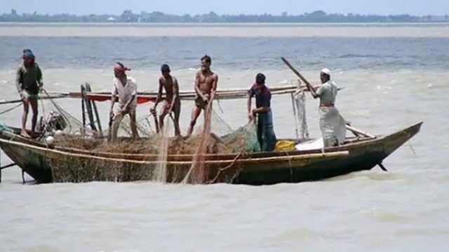 নিষেধাজ্ঞা শেষে ইলিশ শিকারে নেমেছেন জেলেরা
