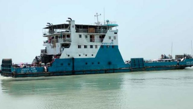 নিষেধাজ্ঞা উপেক্ষা করে পাটুরিয়া থেকে ছাড়ল ফেরি