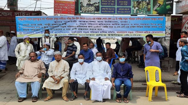 পরিবহন চালুর দাবিতে গাবতলীতে শ্রমিকদের অবস্থান