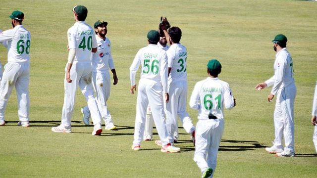 পাকিস্তানের এক উইকেটের অপেক্ষা