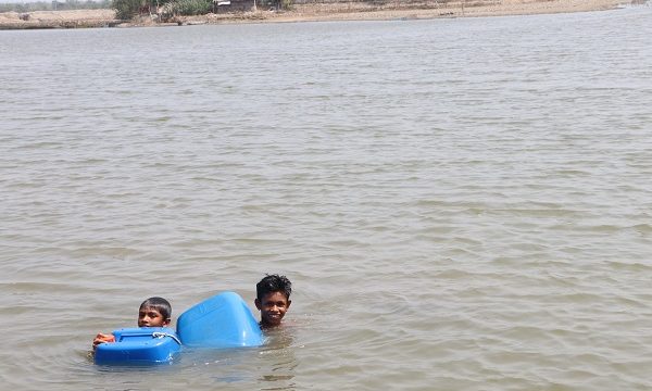ঘূর্ণিঝড় ইয়াস পরবর্তী কয়রায় অর্ধ শাতাধিক গ্রামে খাবার পানির সংকট দেখা দিয়েছে