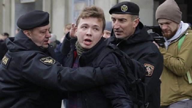 বোমার ভয় দেখিয়ে উড়োজাহাজ থেকে সাংবাদিক আটক