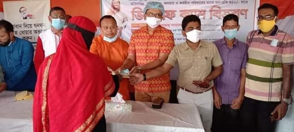 পবিত্র ঈদুল ফিতর উপলক্ষে কয়রায় ভিজিএফ এর নগদ টাকা বিতরণ করলেন এমপি বাবু
