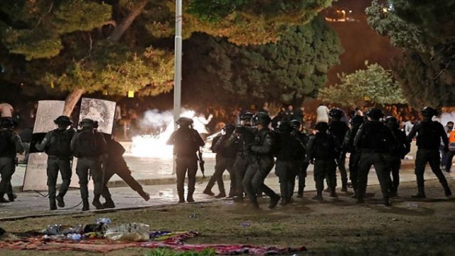 শবে কদরের রাতে আল-আকসায় ইসরায়েলি হামলা, ৮০ ফিলিস্তিনি আহত