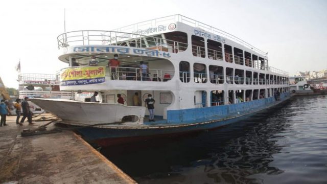 অর্ধেক যাত্রী নিয়ে চলছে লঞ্চ