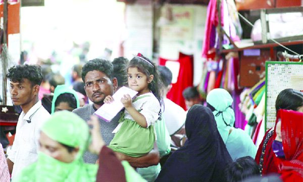 স্বাস্থ্যবিধি মানতে অনীহা ক্রেতা-বিক্রেতাদের