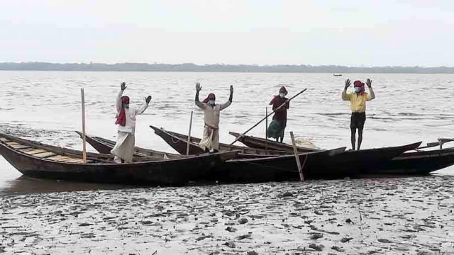 শরণখোলায় আ.লীগের প্রতিষ্ঠাবার্ষিকীতে নৌকা উপহার পেলেন চার জেলে