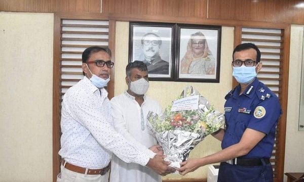 বরিশালের নবাগত ডিআইজিকে মানবাধিকার সংগঠনের থেকে শুভেচ্ছা