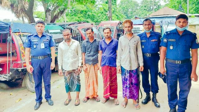 মাগুরায় চুরি যাওয়া ৮টি ইজিবাইকসহ চোর চক্রের চার সদস্য আটক