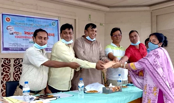 বঙ্গবন্ধু জন্মশতবার্ষিকী উপলক্ষে বটিয়াঘাটা বিআরডিবির উদ্যোগে লোন বিতরণ