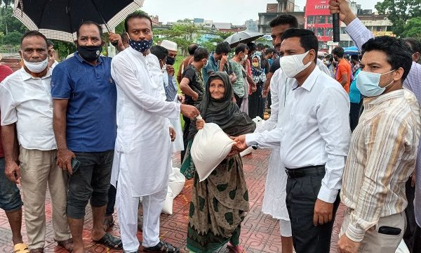 খুলনায় দোকান কর্মচারী নরসুন্দর ও গৃহকর্মী প্রধানমন্ত্রীর মানবিক সহায়তা পেলেন